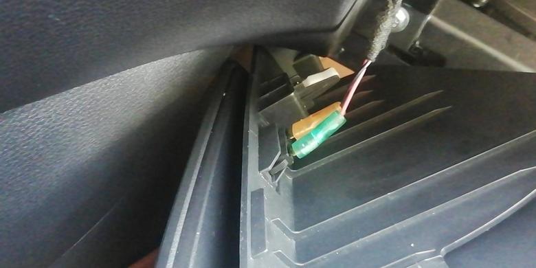 宋max大家好，今天自己更换空调滤芯，拆开了储物柜，有两根线连着的，但装上去的时候忘了哪根线连着的哪个插头了，没事吧！
