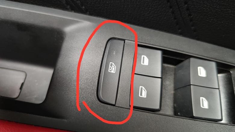 比亚迪e2在主驾门上的这个按钮是干什么用的