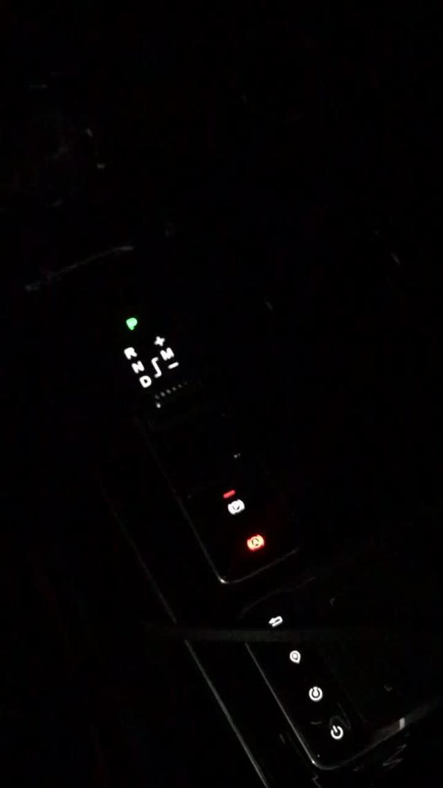 星途追风星途汽车的仪表屏幕和中控屏幕都黑了，车还正常开，是大屏有问题吗？