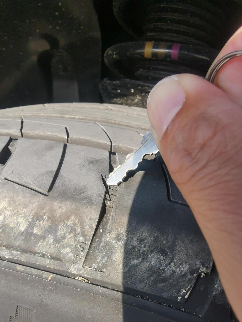 探岳x轮胎被玻璃扎了，大概5亳米深，宽1公分吧这样要什么处理？