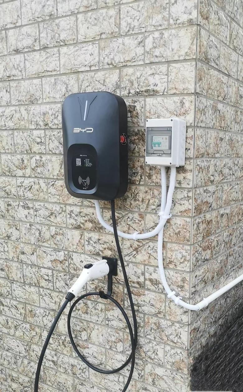 比亚迪e2坐标上海，科普一下纯电挂靠无需那么麻烦，政府要求对于没有安装条件的纯电车主，完全可以挂靠在就近的公共桩等设施来满足日常充电所需。只要成功挂靠，就可以申请绿牌的额度了！