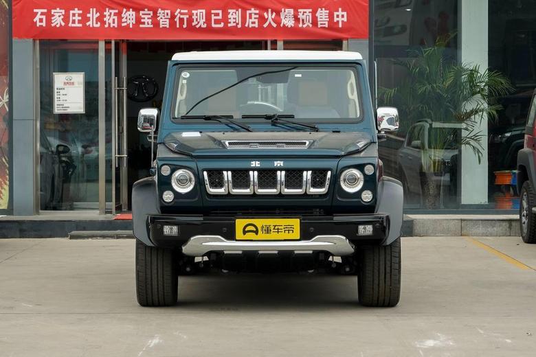 北京bj80新车拥有全新的镀铬前杠装饰件以增加新车的辨识度，全新的双六辐轮圈搭配红色刹车卡钳，也使得新车看起来更加独特。
