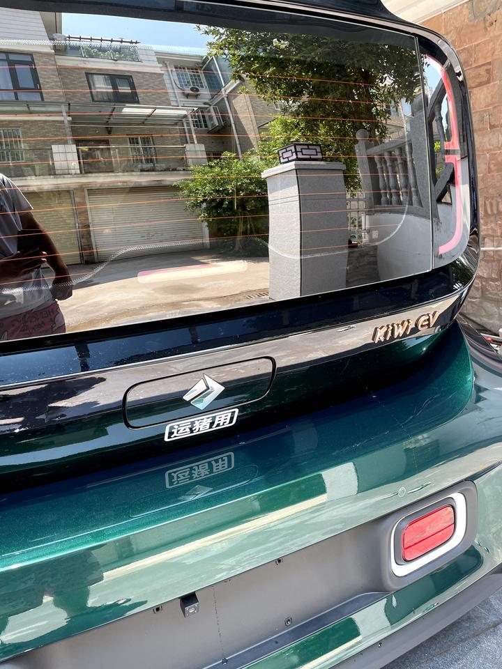 宝骏kiwi ev提车一周，起步加速挺猛的，空调也可以，乘坐空间ok，就是内后视镜有点挡视野，没有后备箱空间，不知道为啥五菱宏光mini都有后备箱，这个没有……颜值真的很ok，走哪都会被关注，外观是挺潮流的