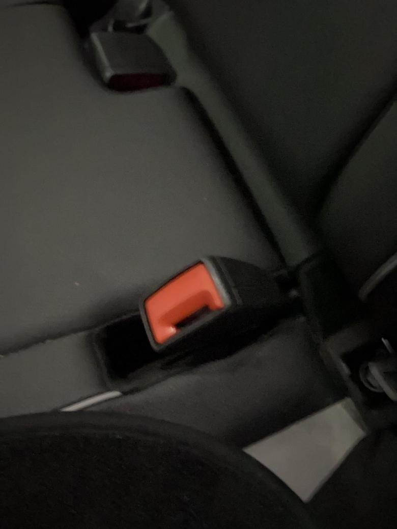 探岳x请问，主驾驶后排的安全带卡扣，是不能按进去固定住的吗？副驾驶后排的安全带卡扣可以完全固定住。