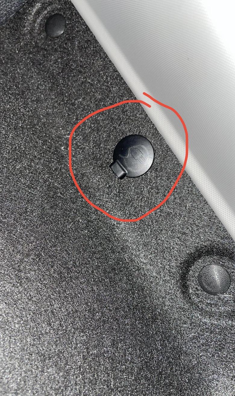 比亚迪e22019最高配，后备箱里右边这个是个什么？