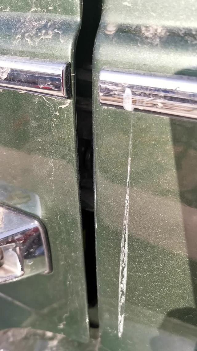北京bj80——小哥哥，你这车是出厂时被震过么？门缝都被震裂了！！！