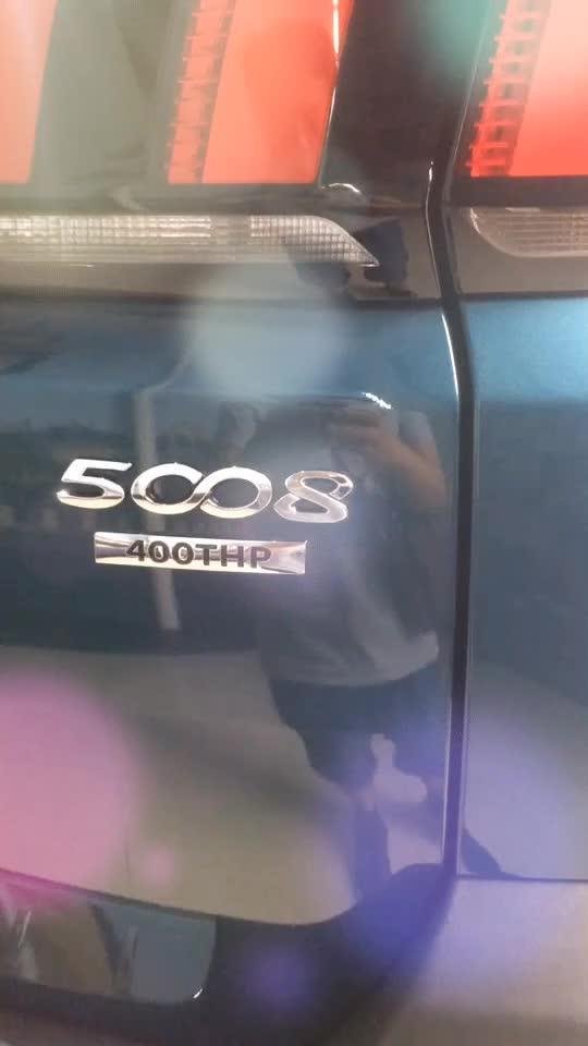 标致5008的车尾识别标志。