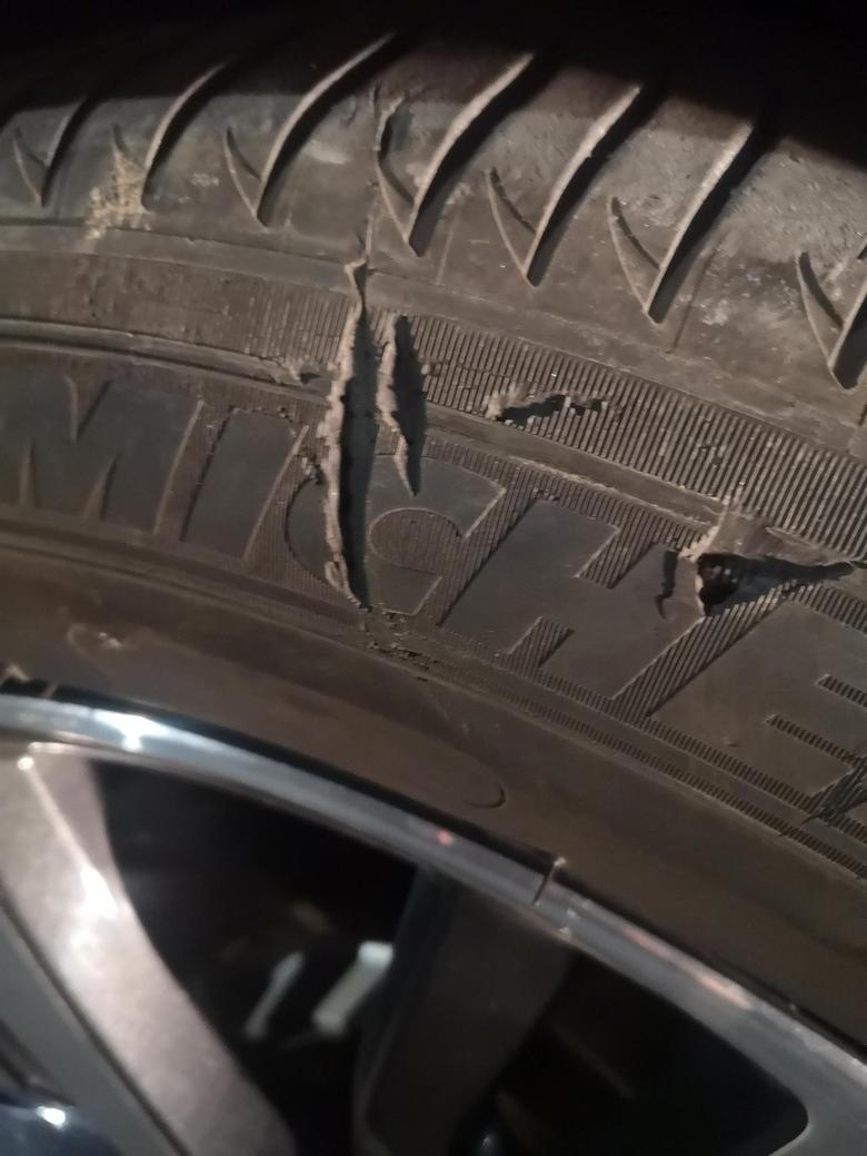 标致5008请问轮胎是人为刮的还是石头刮的好心痛，没有监控拍到#米其林轮胎#