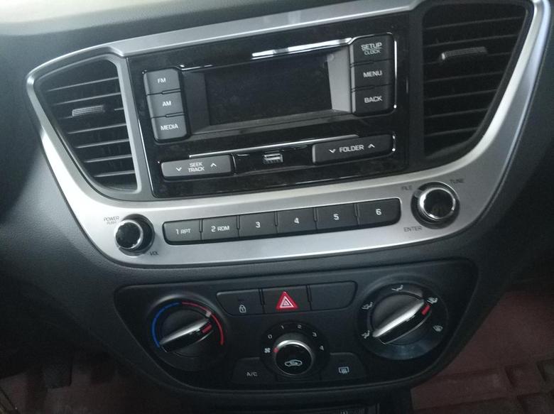 悦纳配置了6档手动变速器，驾驶操控性是比较不错的，而且燃油性价比非常高，如果你选择的是自动挡车型，配置的是cvt无极变速器，这一个车型配置的是3.8英寸的中控彩色小屏，不过是支持收音机和u盘音乐播放的，而且也带有aux多媒体接口。
