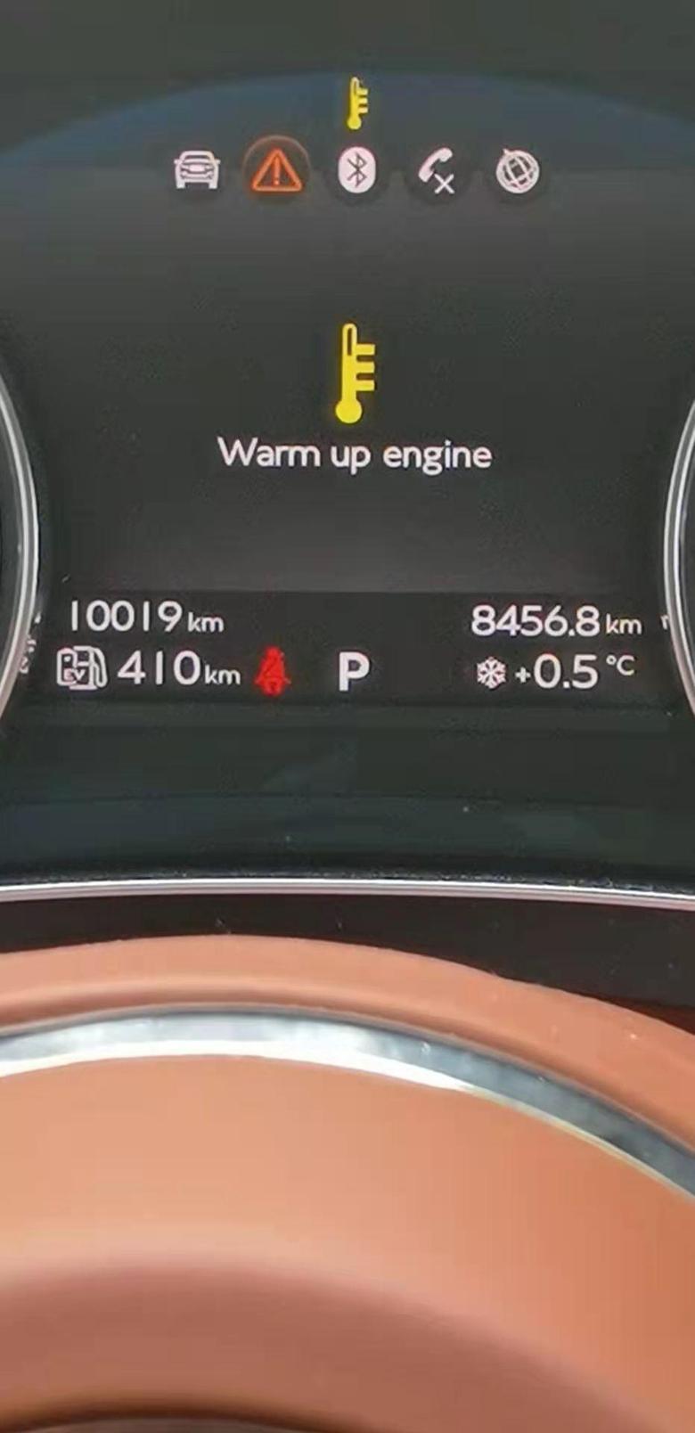 刚买不到一年添越的PHEV天冷了就显示这个温度计是什么意思车友们是提醒发动机温度低还是什么，放外面就会弹放地库里就没事，开一阵还是显示这个