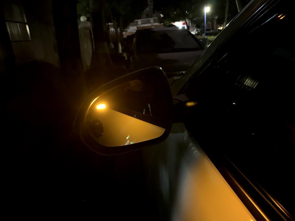 昂科拉gx驾驶员侧的反光镜并线辅助灯常亮是怎么回事，行驶过程中没车也亮，熄火后还是亮着