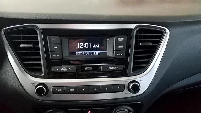 新款悦纳只是采用了3.8英寸的中控小屏，不过也是可以播放收音机的，而且也可以插U盘听歌曲。