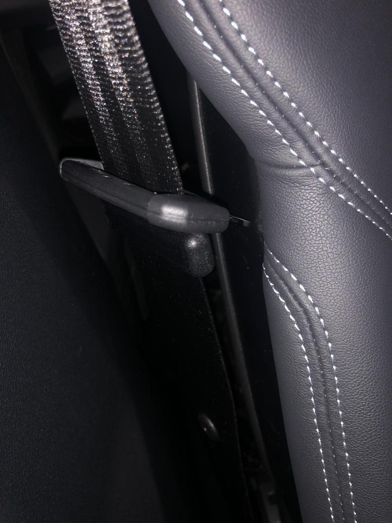 奥迪rs 4发现了个小小的瑕疵：副驾驶的安全带在不使用时会碰到运动座椅的边框上，产生那种金属碰到塑料的咳哒咳哒的声音，今天找了一路，终于发现了