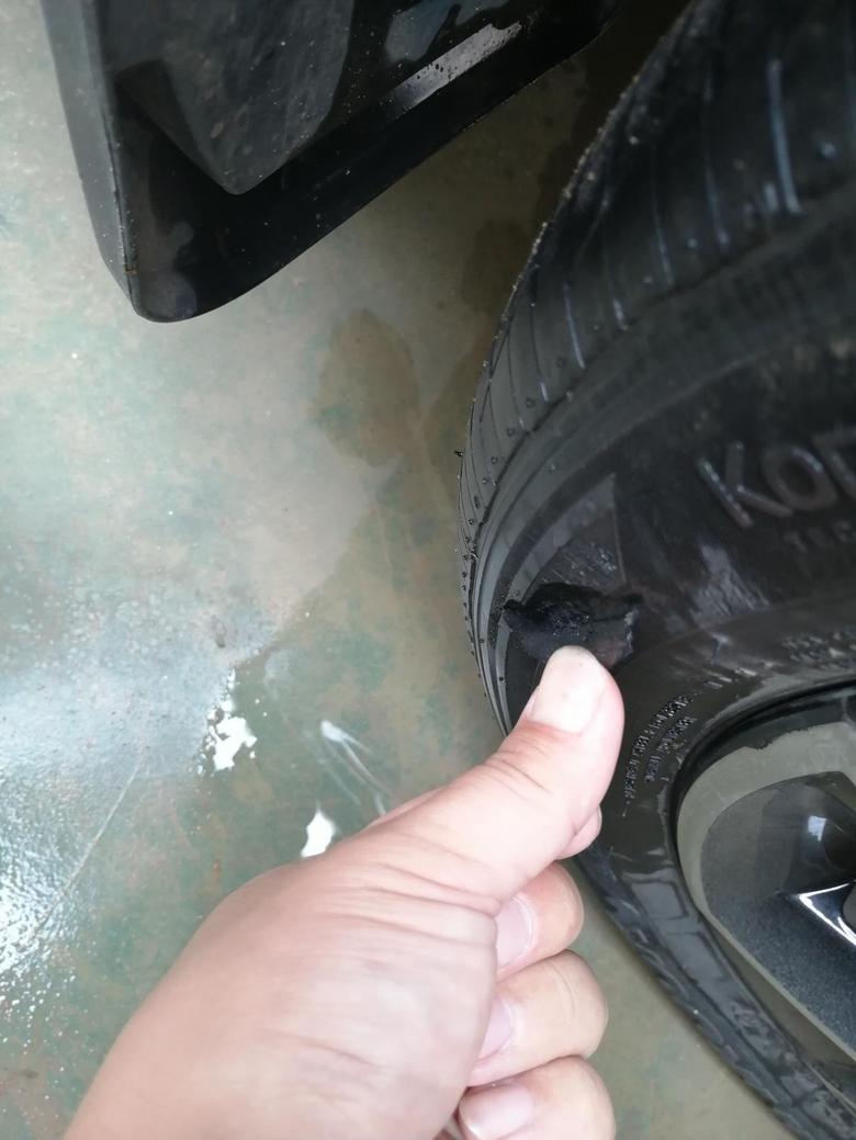 柯米克GT左前轮上了下马路牙子，然后车轮胎爆开一条口子，是胎压问题还是轮胎质量问题呢？