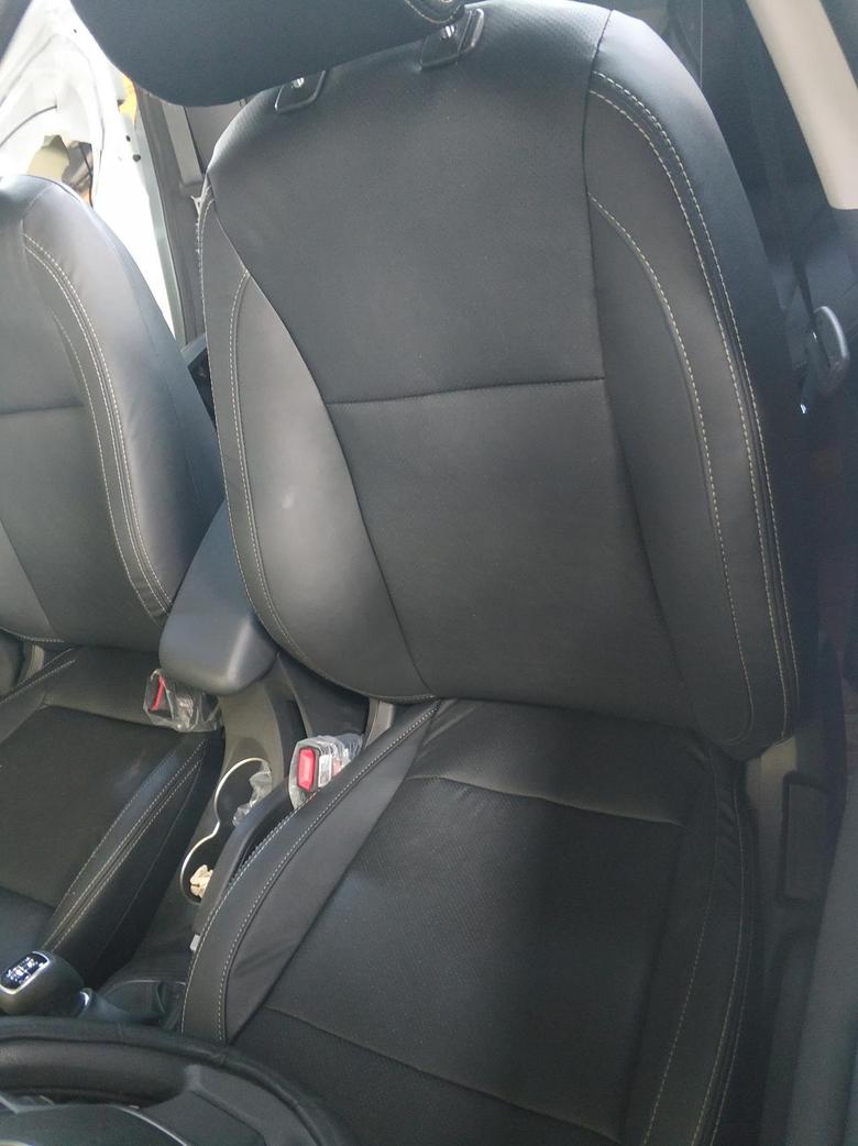 现代悦纳低配车型配置的是织物座椅，不过在买车的时候，4s店的销售人员赠送了真皮座椅包裹，采用的是防皮的座椅材质。还是比较好清理的，而且也显得车子非常上档次。