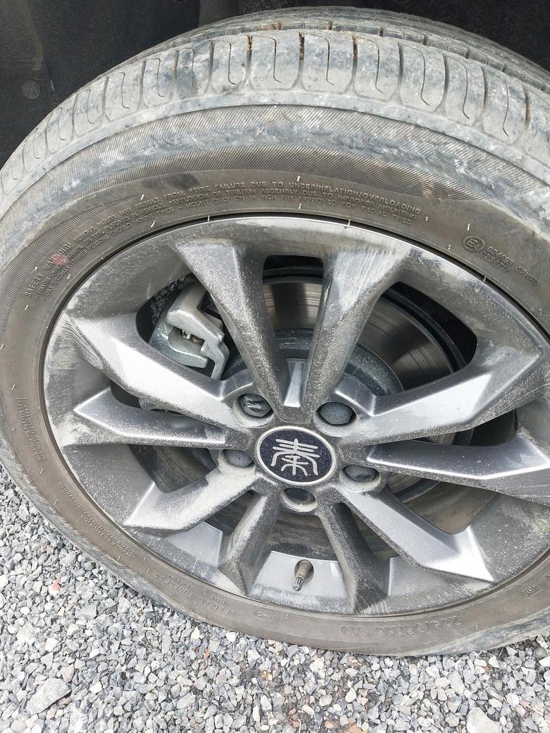 我的车比亚迪秦燃油豪华型2019款车胎烂了，后备箱有一个应该可以用，今天丢脸大了，各位车友，想想办法，拜托了