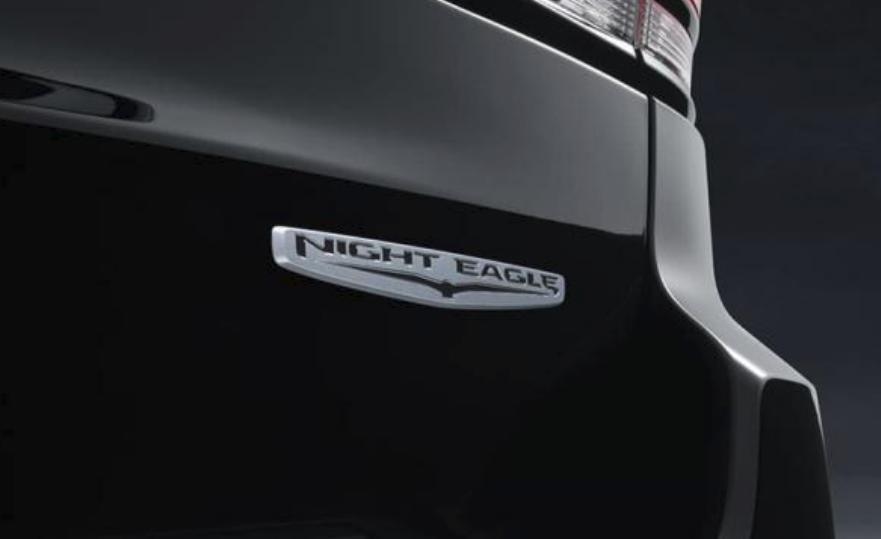Jeep自由光夜鹰版车身主体颜色和配件几乎全部采用了黑色，包括前中网、车标、前保险杠等。