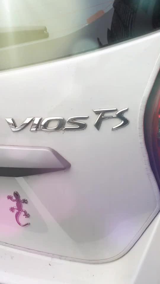 威驰FS的识别标志。