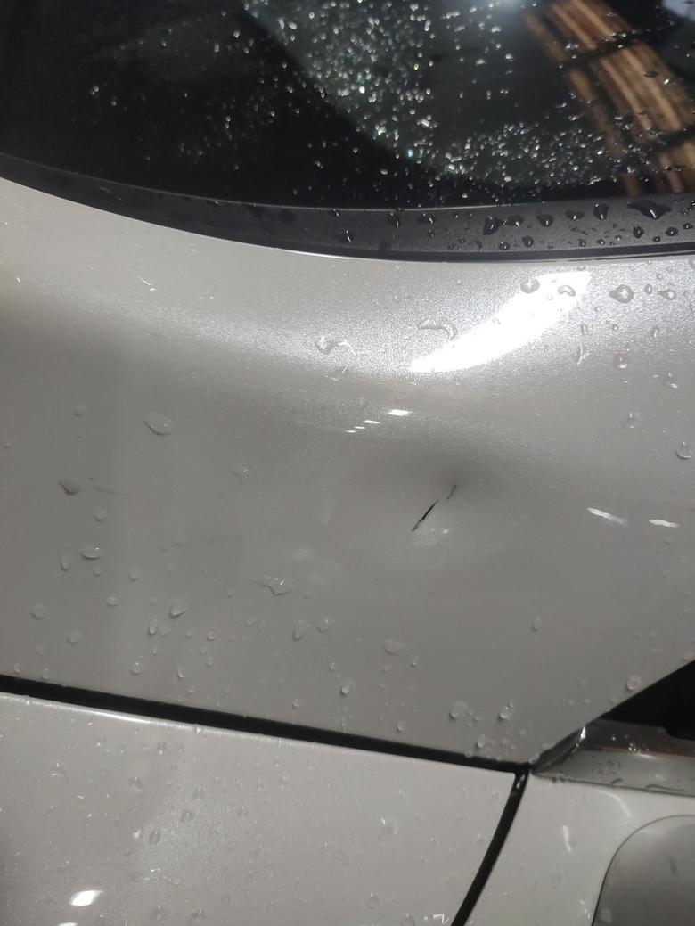 魏牌 vv5车停的好好的被人撞了，A柱凹坑，前翼子板掉漆，后视镜断裂，哎