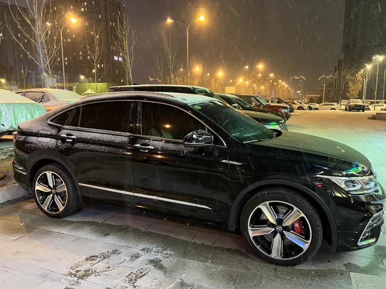 途观x该说不说，这车洗干净真好看，正好哈尔滨下了第一场大雪，感觉买对了，饭店保安都过来问“小伙子什么车啊”“AE86（扯淡）”