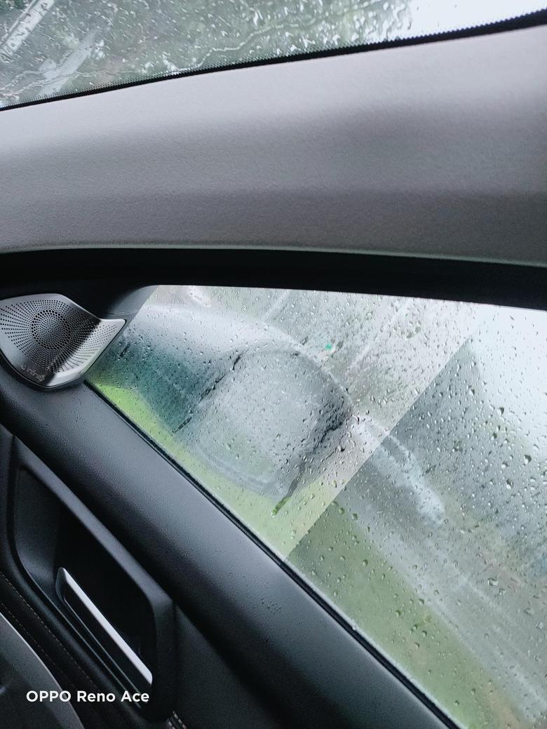 魏牌 vv6一下雨打开电加热和除雾前侧玻璃就起雾只能靠升落车窗缓解怎么解决啊？