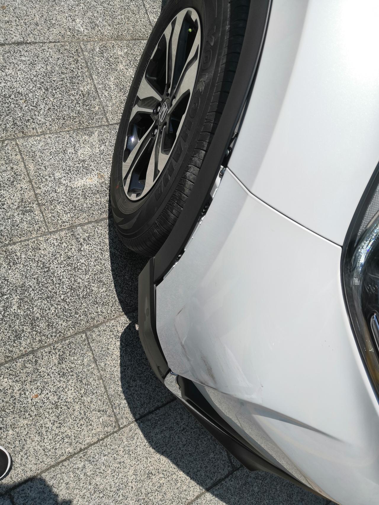 本田CR V 刚刚出去停车时车头刮到，这样子维修要多少钱？