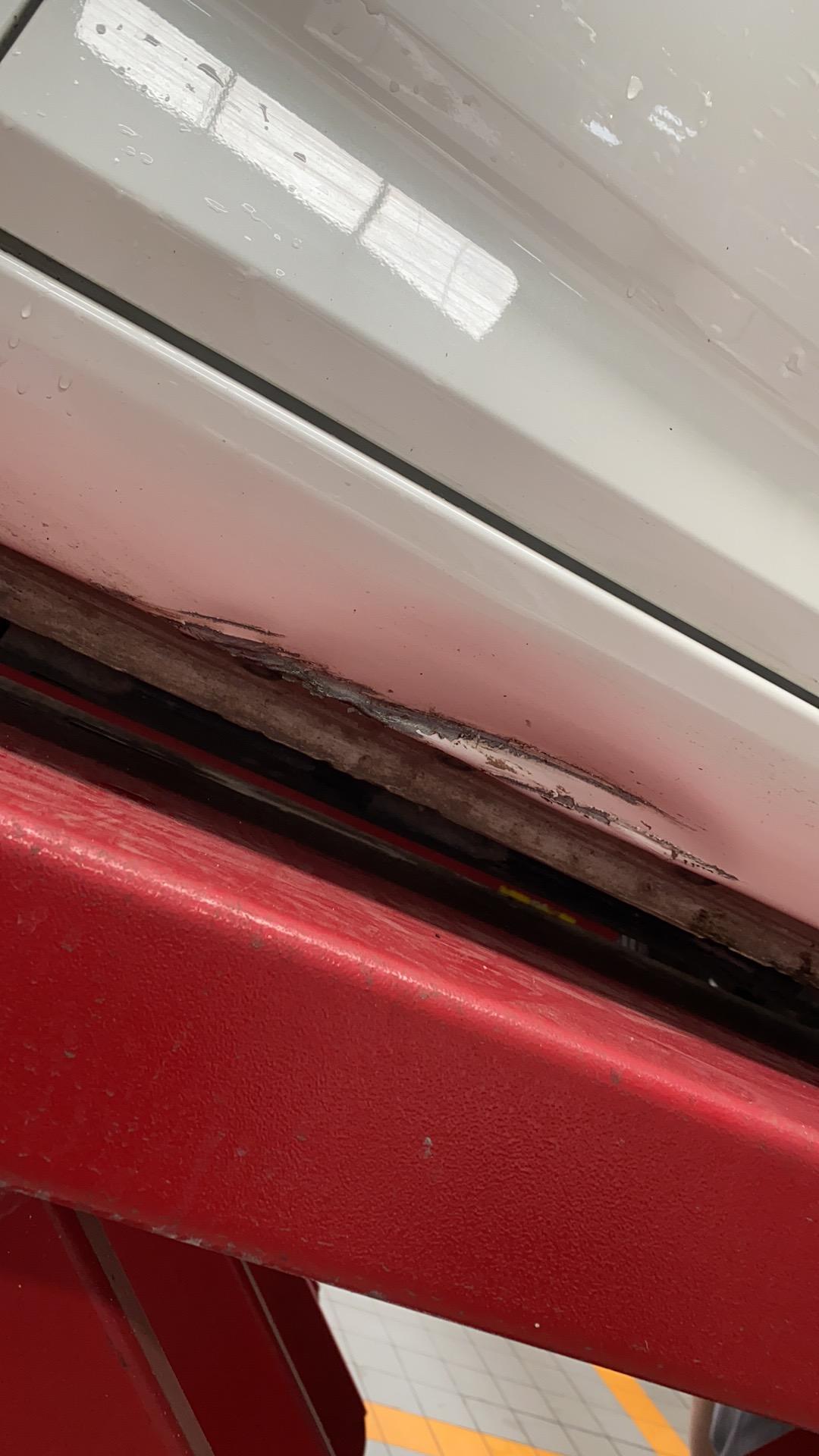 车友们，14代轩逸下边梁撞凹了必须要更换吗，还是补点漆防止生锈就好
