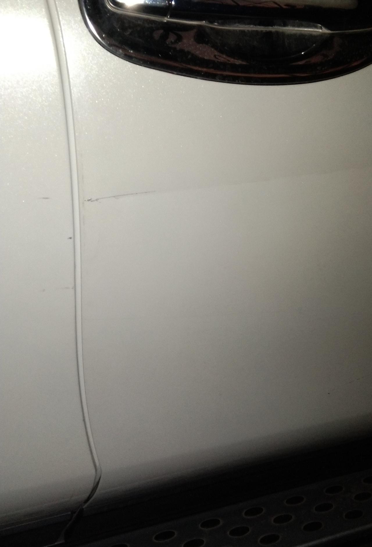 日产奇骏 副驾车门被刮了一条痕，有一段漏底漆了，请问各位车友像这情况修复大概需要多少钱？