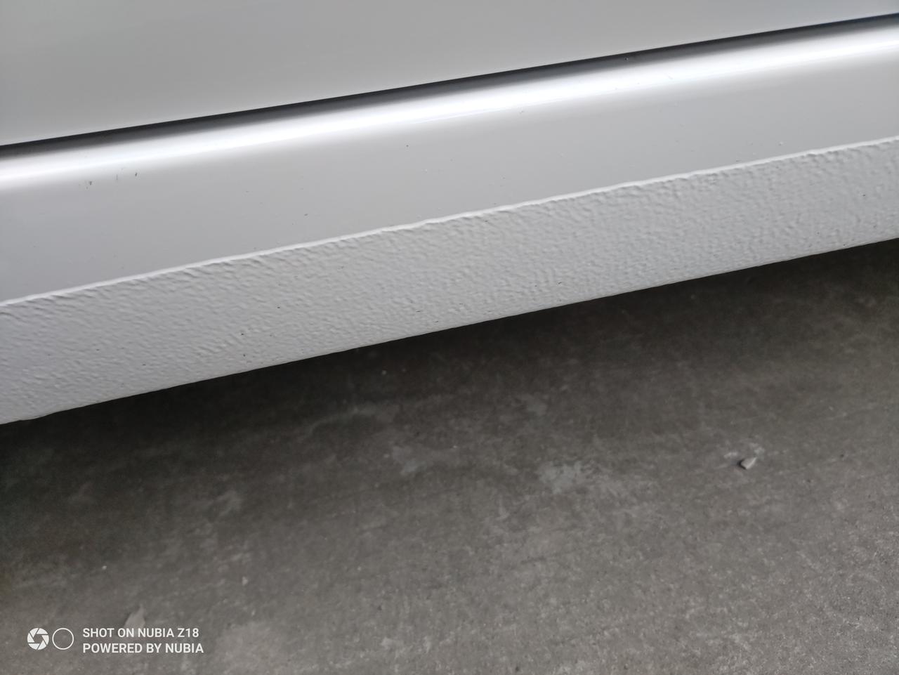 各位车友你们的英朗车门下边俩条油漆是那种凹凸不平的吗？