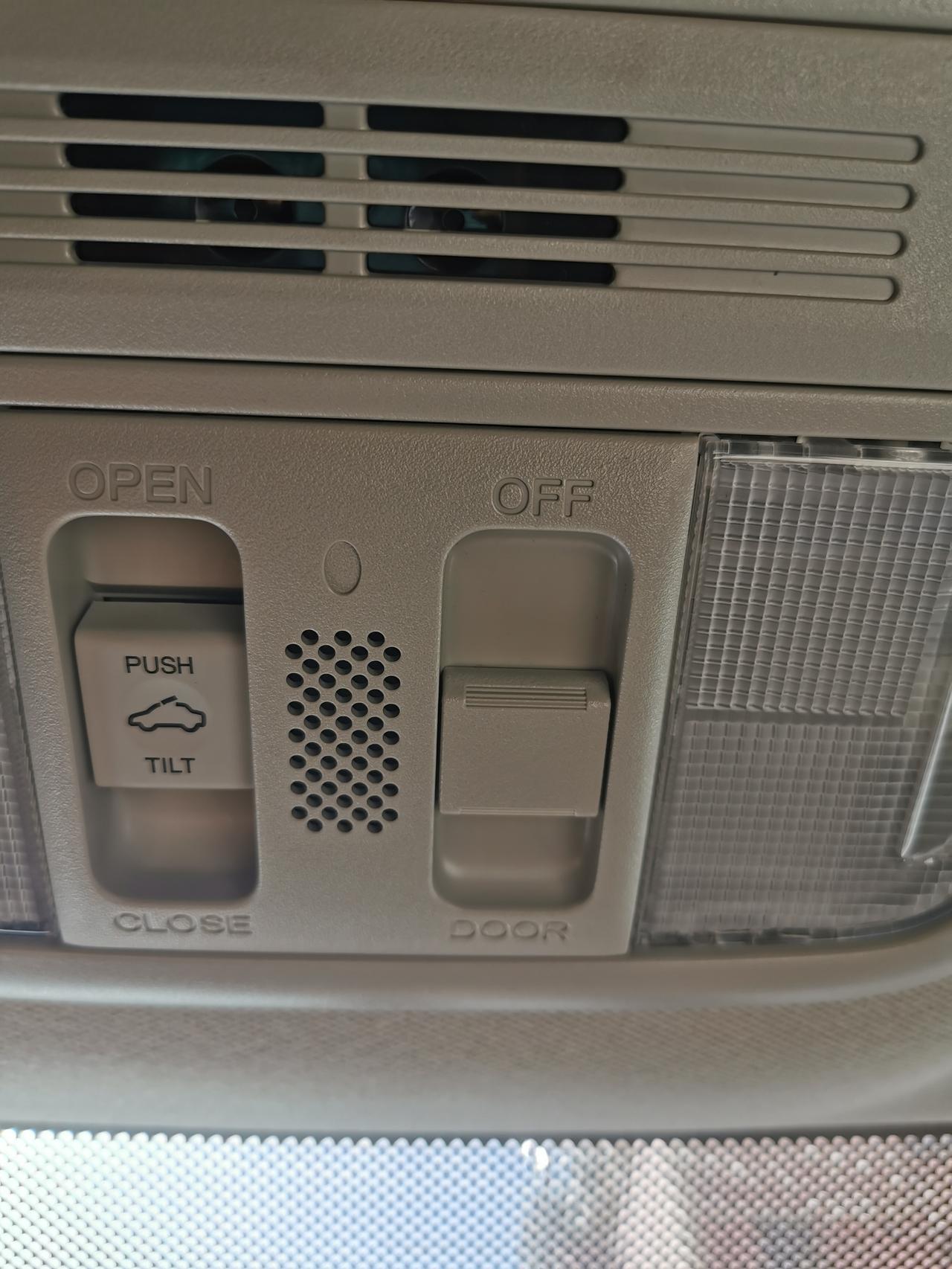 请问车友们，十代思域天窗右侧这个按钮是做什么的？前面是door，后面是off这个