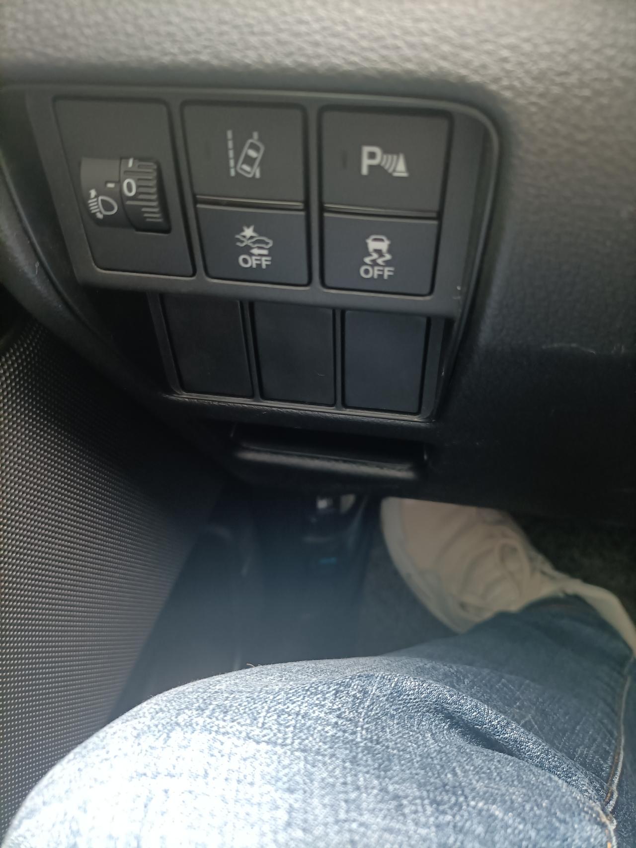 本田CR V 各位车友们，麻烦问一下驾驶室左边这些按钮是干嘛的？