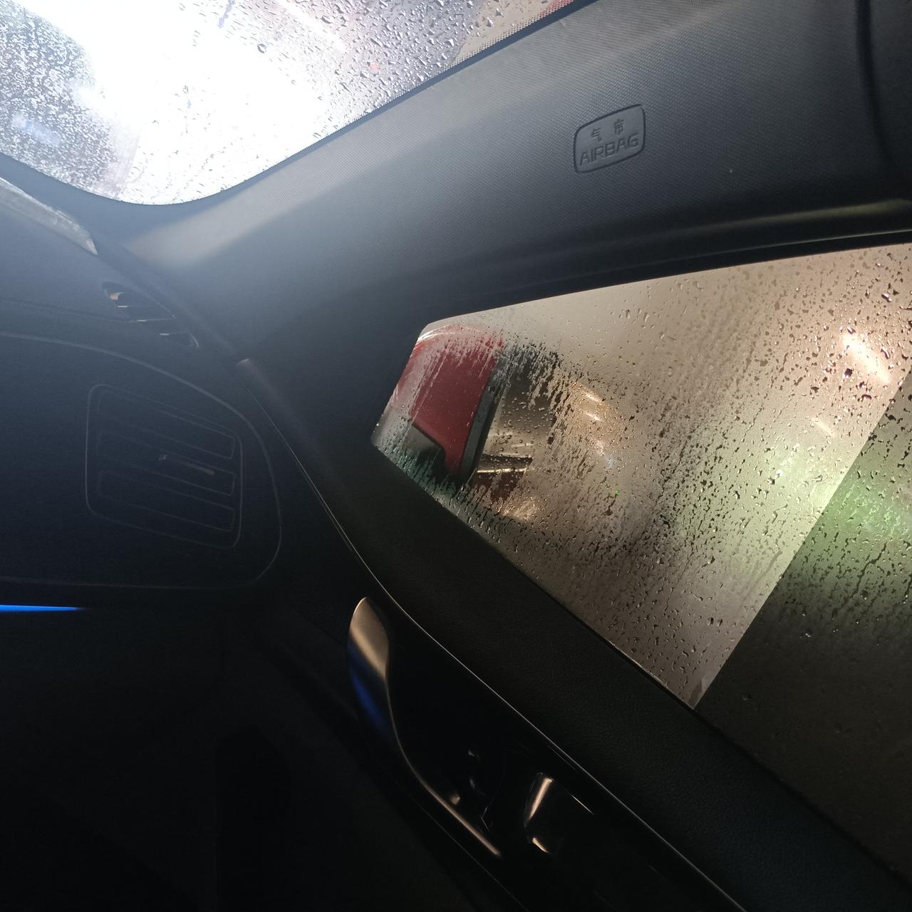 比亚迪秦PLUS EV 雨天，开空调前排侧三角窗起雾严重，空调出风口角度还没法调解各位车友怎么处理这个情况？