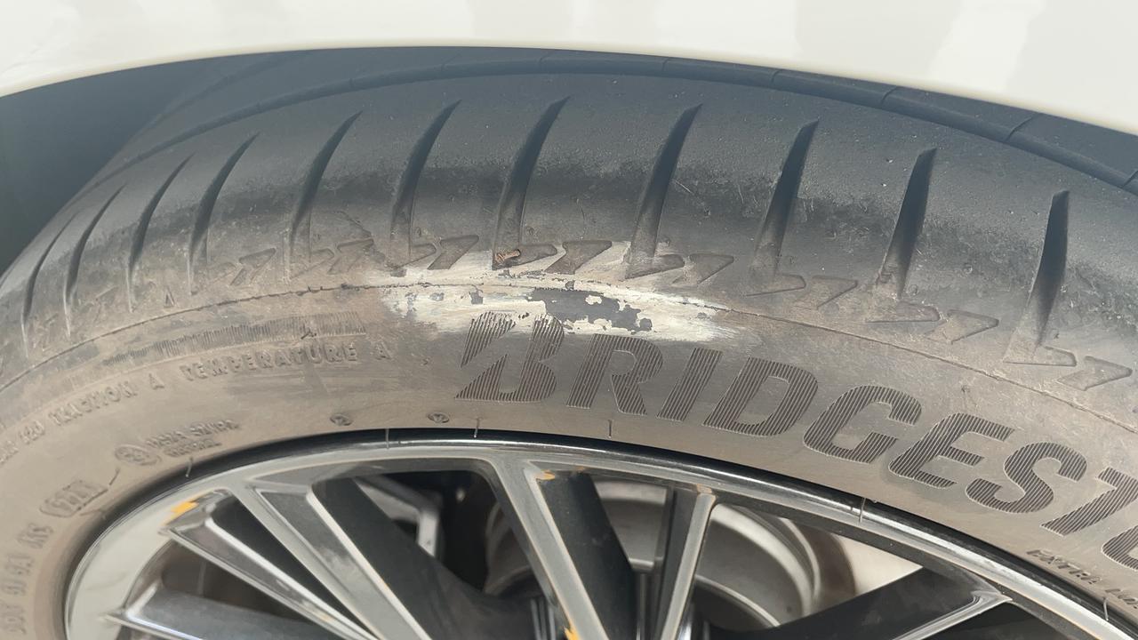 宝马3系 轮胎扎钉了，在边缘位置洗车的时候发现有泡泡冒出，但是小，没有水泡着感受不到那种。之前没扎钉的时候这个轮胎有渗气