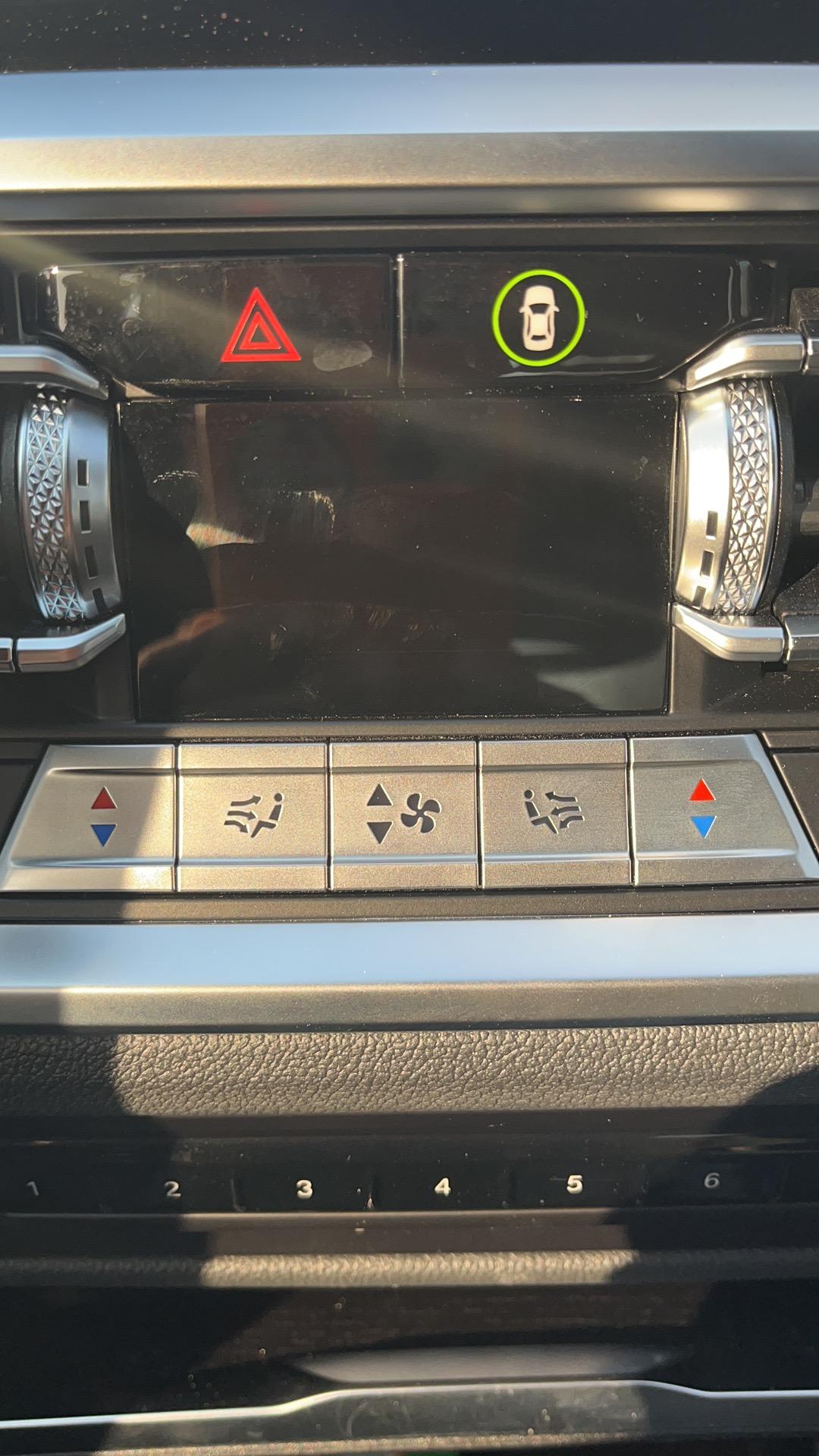 宝马3系 亲们，空调显示屏有划痕怎么处理？估计是洗车的擦出来的阳光下特别明显，牙膏试过了没有效果