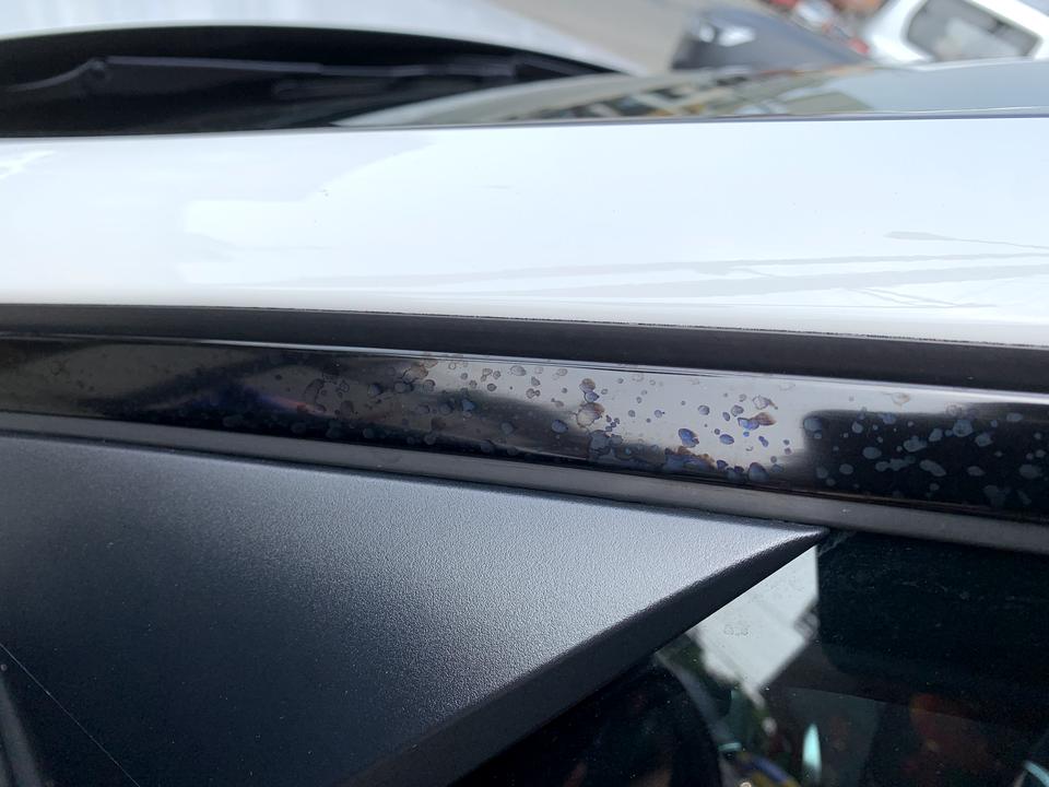 奔驰C级 有没有这样情况的，门框的镀铬上有这些水垢一样的，怎么擦都擦不掉。这种情况要怎么处理