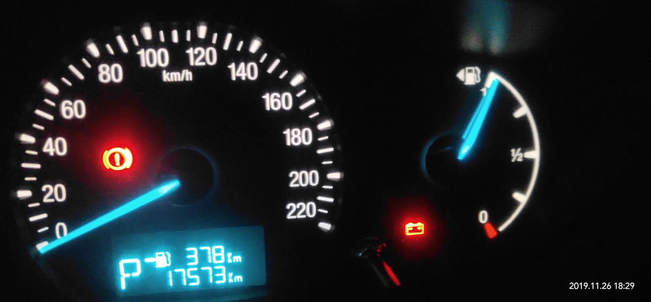 福特福睿斯邮箱数字显示加满油。公里、显示383是怎么回事？