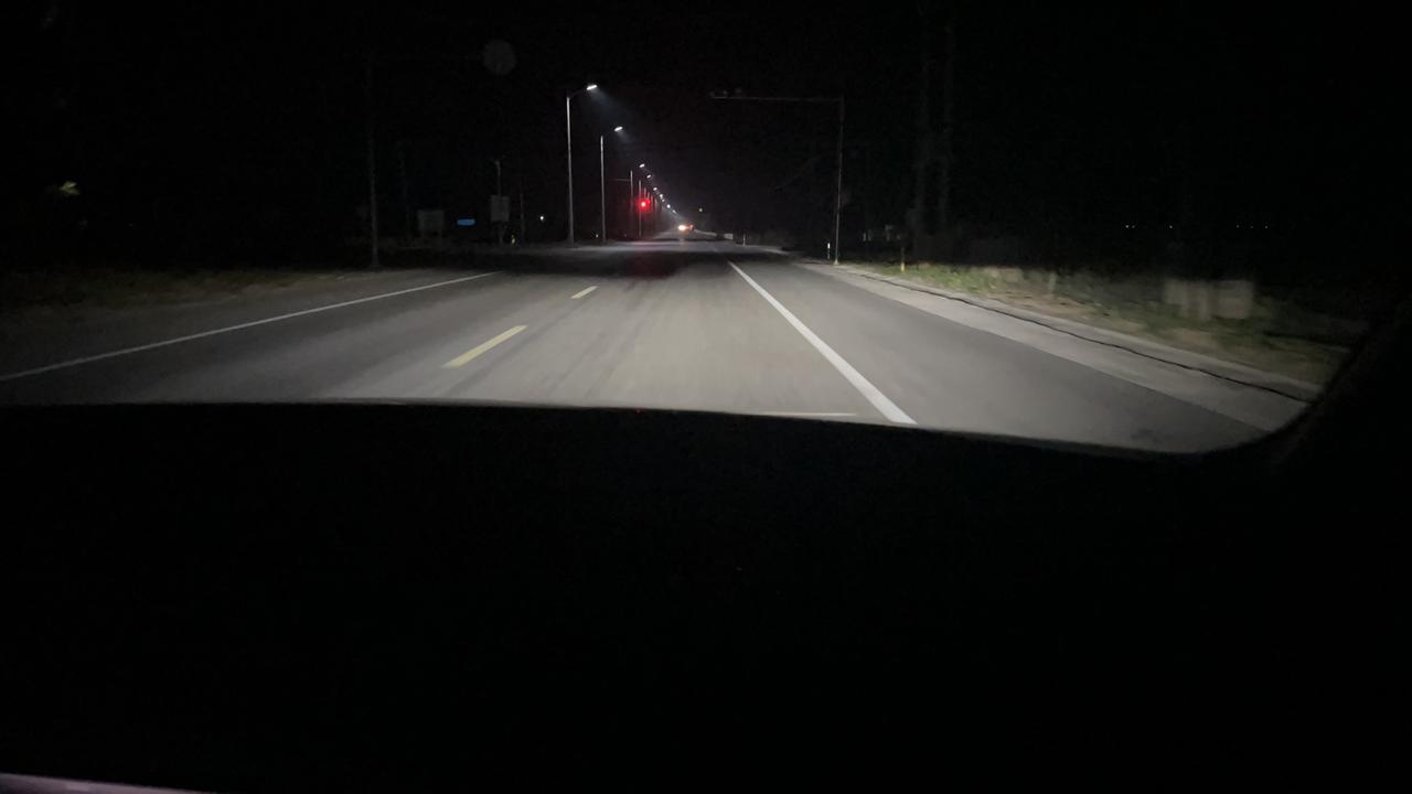 奥迪Q3 今天刚提车，开回去的路上发现近光灯照的一个远一个近请问怎么调