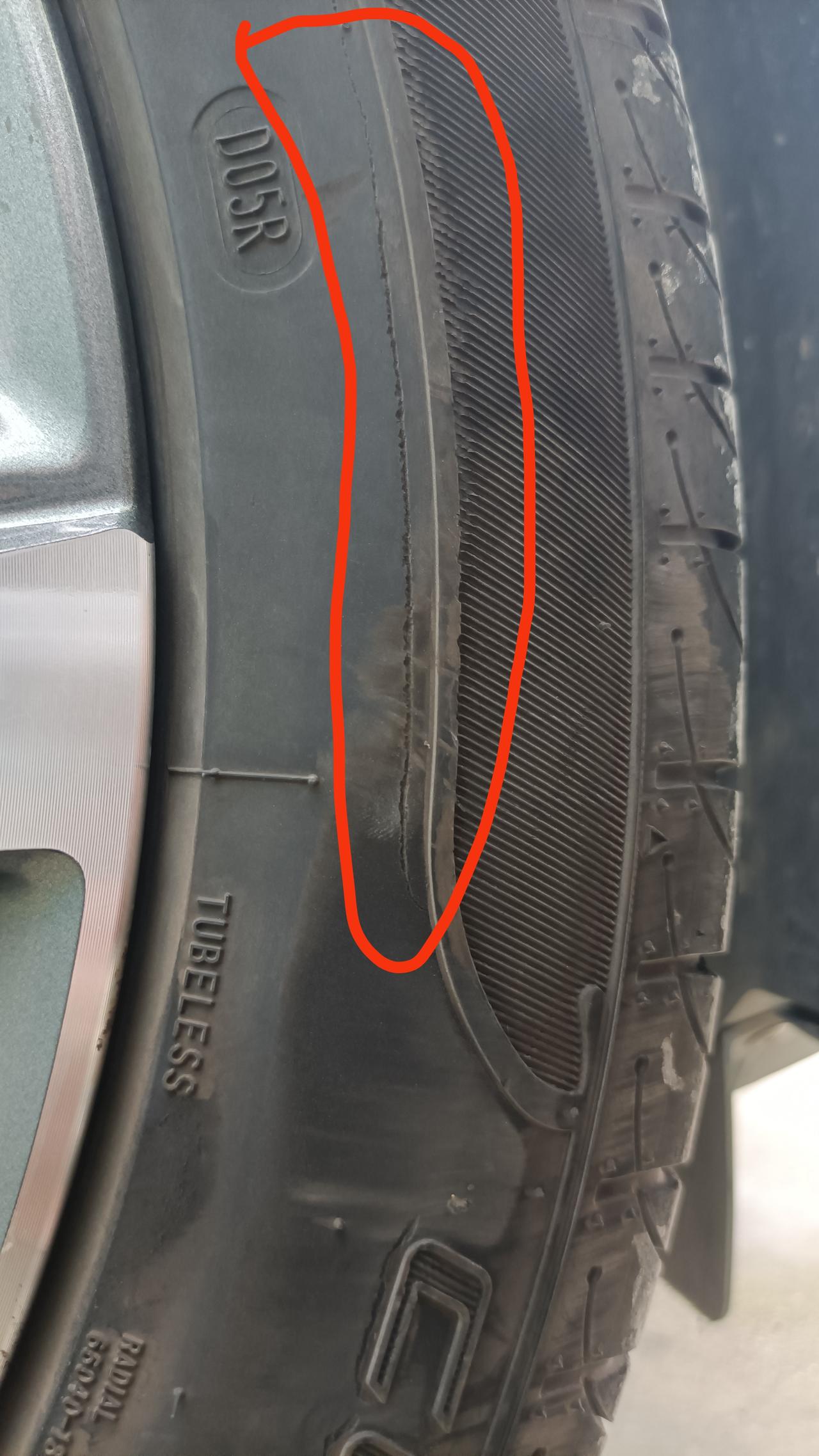 荣威RX5 MAX 同一只轮胎  如图 有两处损伤，这样的损伤有安全隐患吗？行驶了七千多公里。