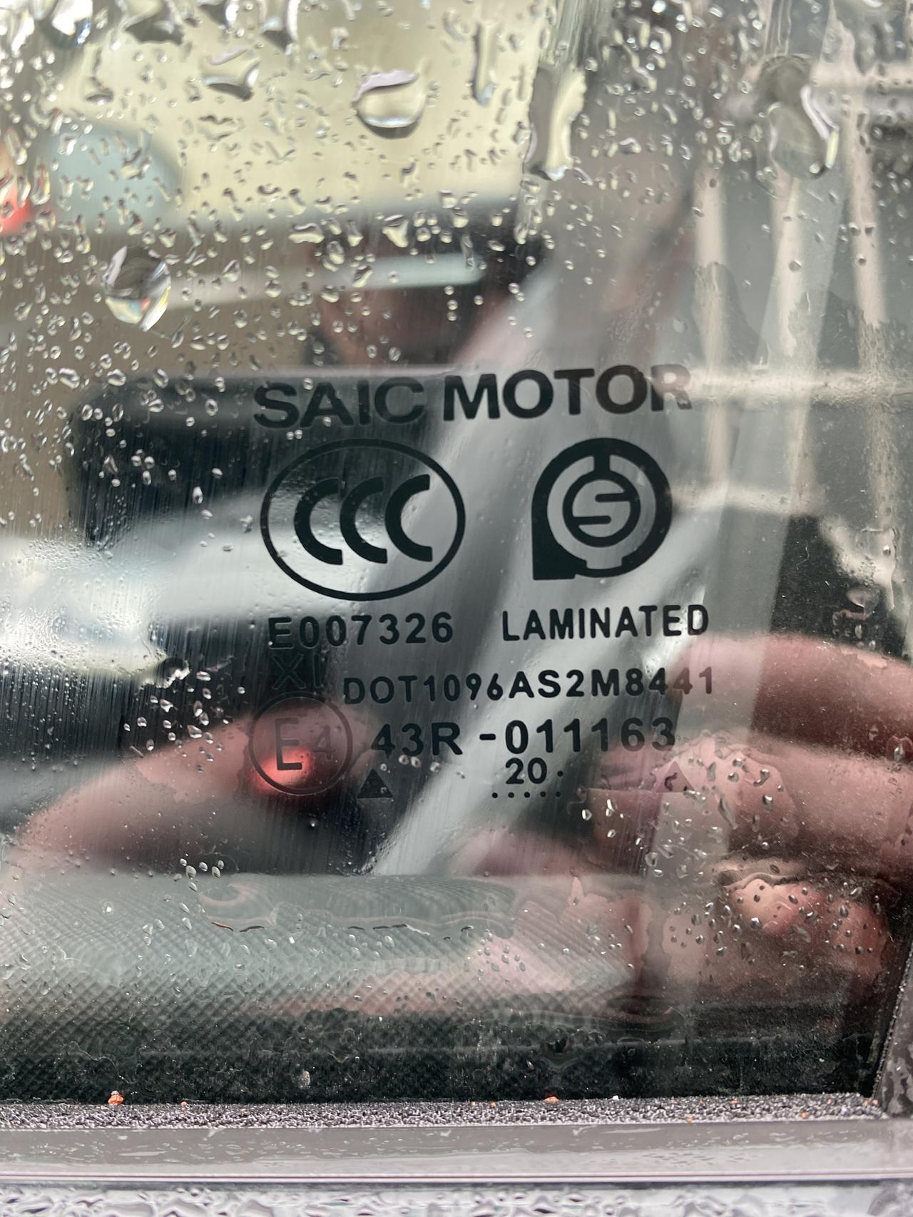 荣威RX5 MAX 为什么我车玻璃上的日期不是一样的轮胎上也是一样是不是买到库存车了请问这车铭牌在哪