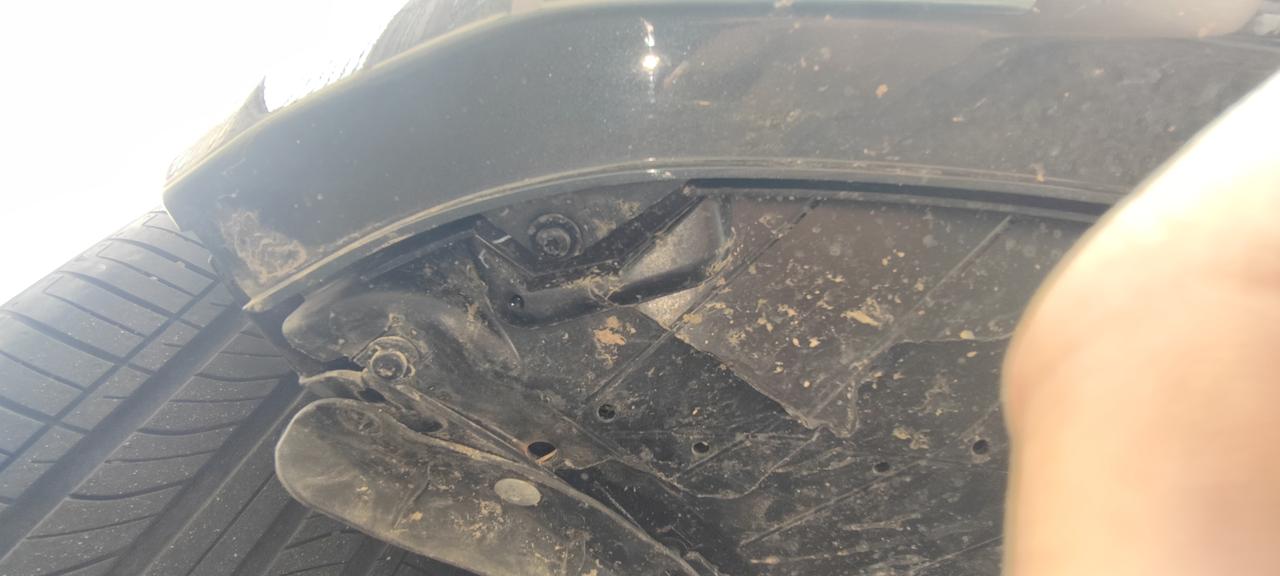 吉利星瑞 新车一个月，在老家被石头刮了。前杠下边的一块护板被刮破了，看了一下不是发动机护板，是一块单独的塑料护板，有没有
