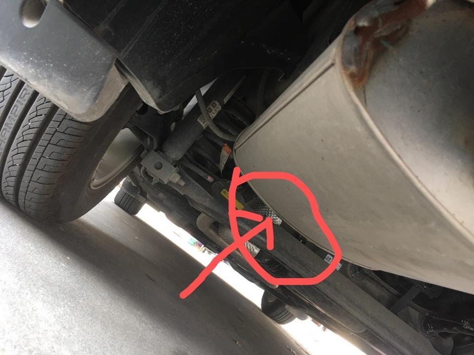 科沃兹排气管这位置停车后有水滴落，是不是排气管这位置穿了。