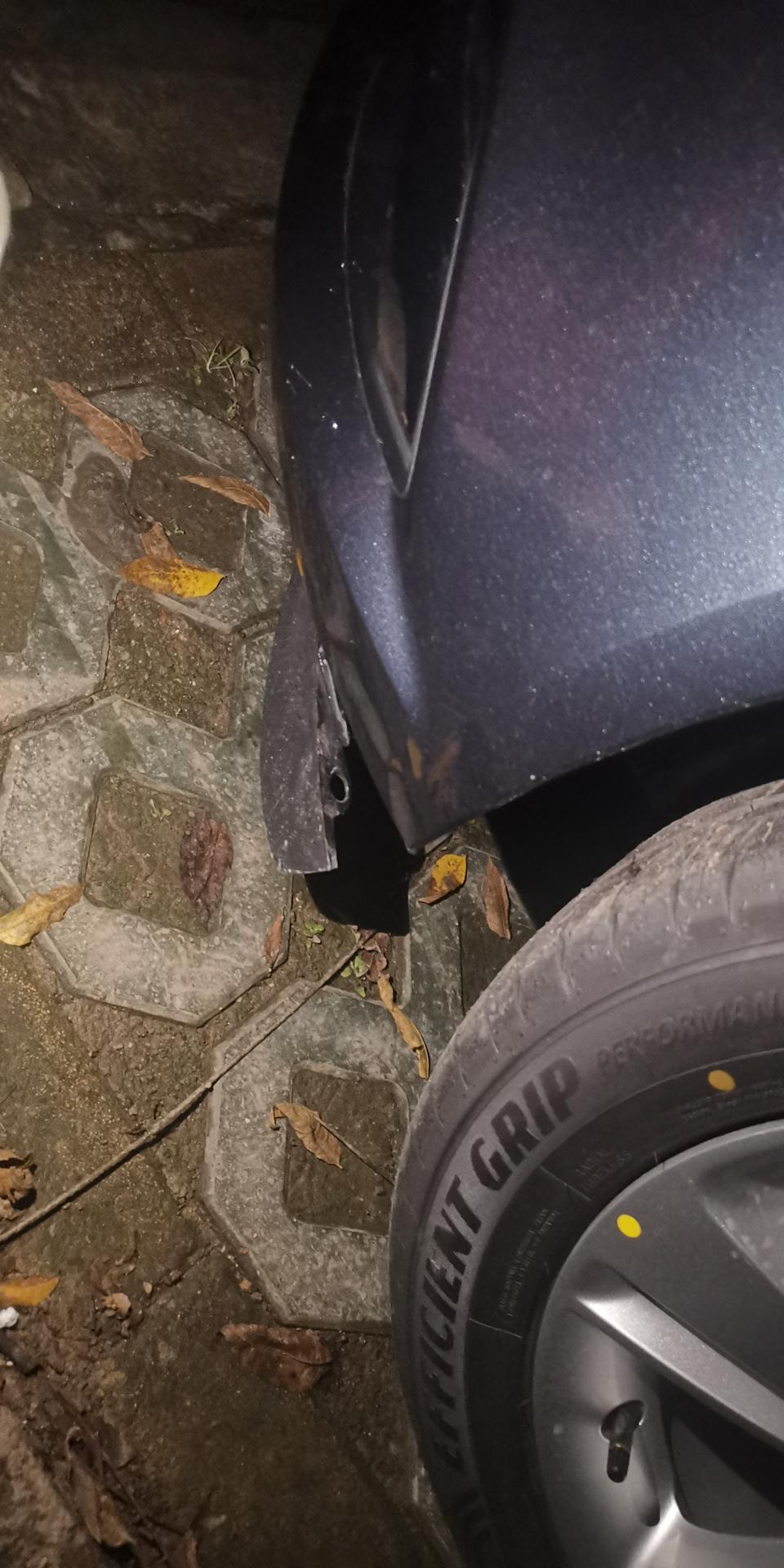 2019款君威，提车新车第一天，停到小区停车位时没注意路沿石边上有个铁桩，把保险杠下方的黑色塑料撞断了，该怎么修最划算。