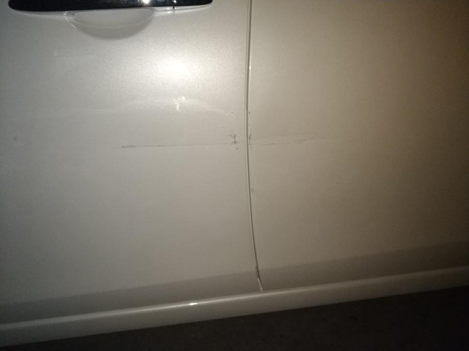车子发生剐蹭，大家帮忙看看修复这个划痕大概需要多少钱呢？车的左前门左后门都有一点伤痕，也都凹进去了一点，车子是轩逸19款白色