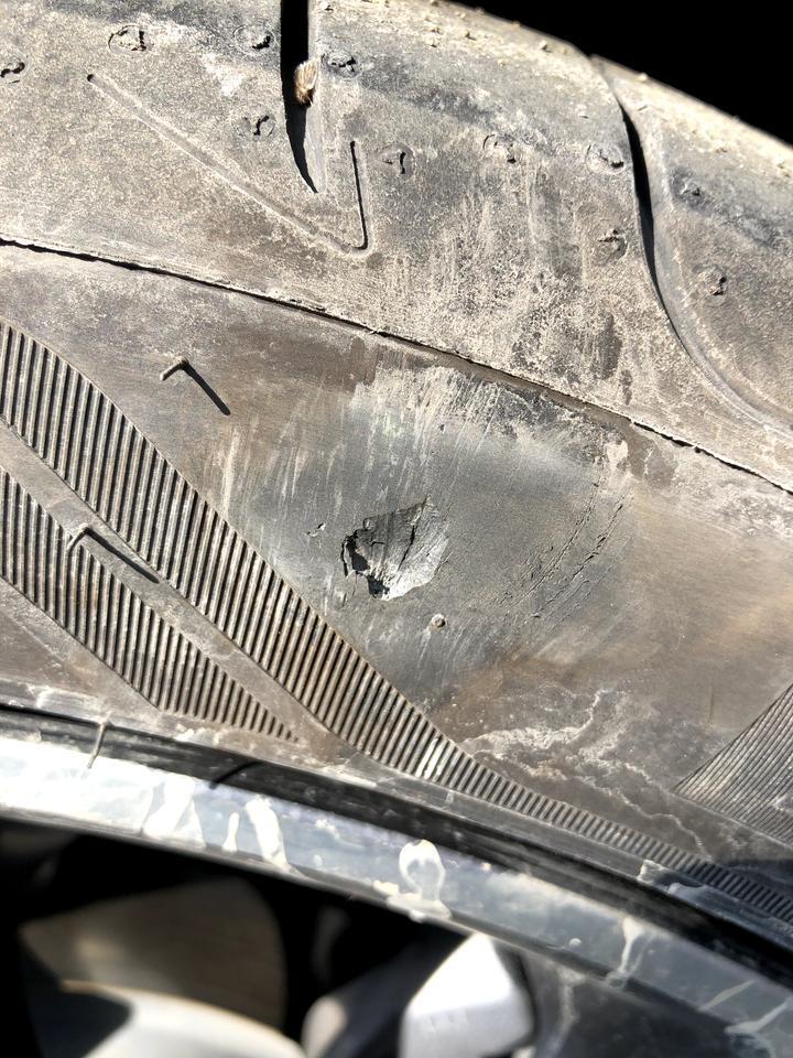 我的领克03右前轮胎壁被挂掉一小块麻烦车友给看看要紧不？
