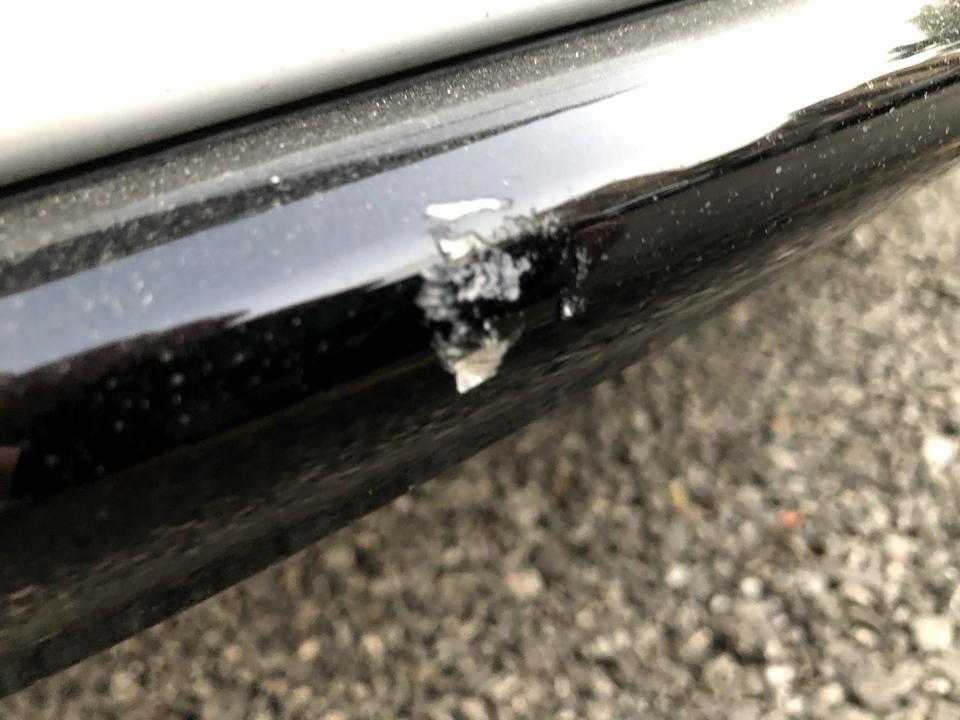 2019凯美瑞2.5s运动版前保险杠黑色的地方刮碰到石头一下。可以修复吗。