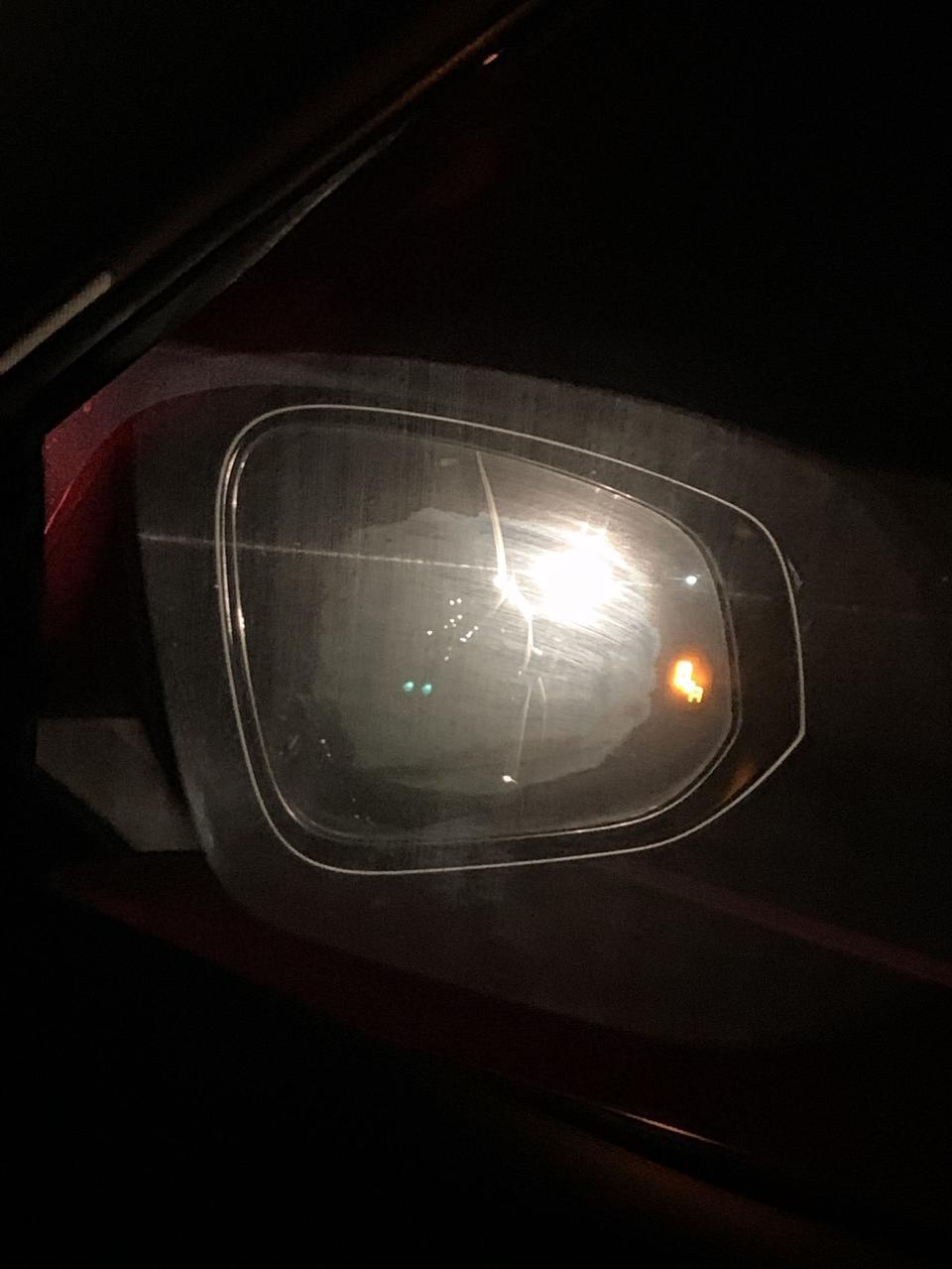 请问各位车友，我的汉兰达四豪外后视镜在夜间行车时遇到后车灯光照射时镜片中心出现像水雾的圆形，其实不是水雾，镜面圆心不清晰，请问你们知道这是什么原因吗？谢谢！
