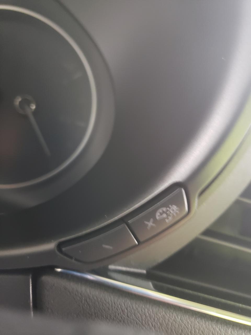 马自达3 昂克赛拉这个按钮是什么意思，在仪表盘右边。