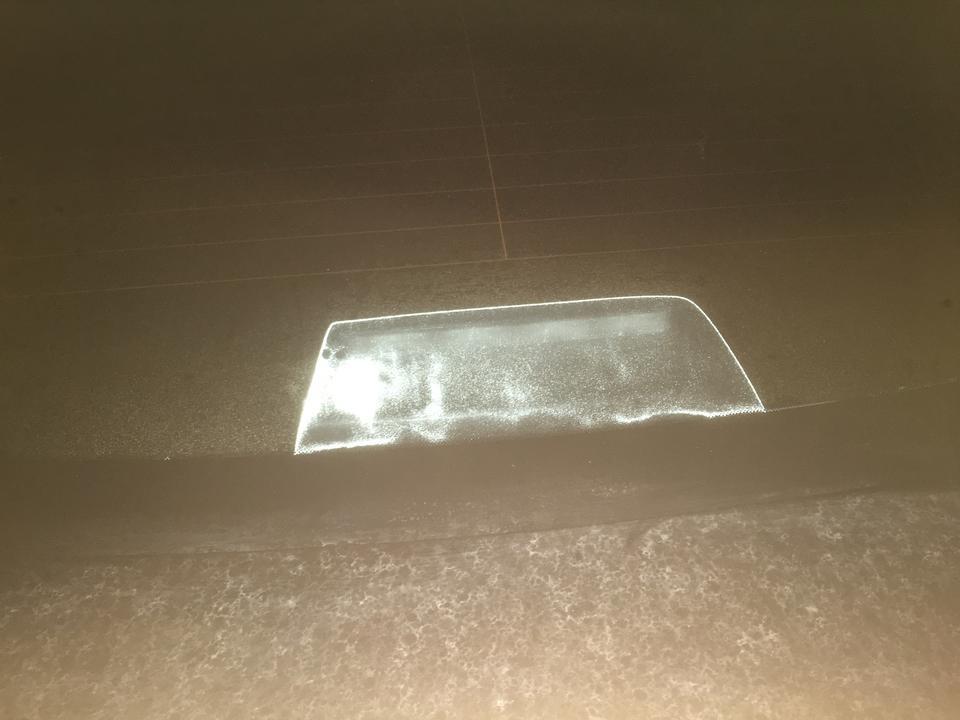 轩逸白天停了一天，晚上去开车，发现后挡风玻璃里面靠下面二分之一的玻璃都是水雾，这是怎么回事
