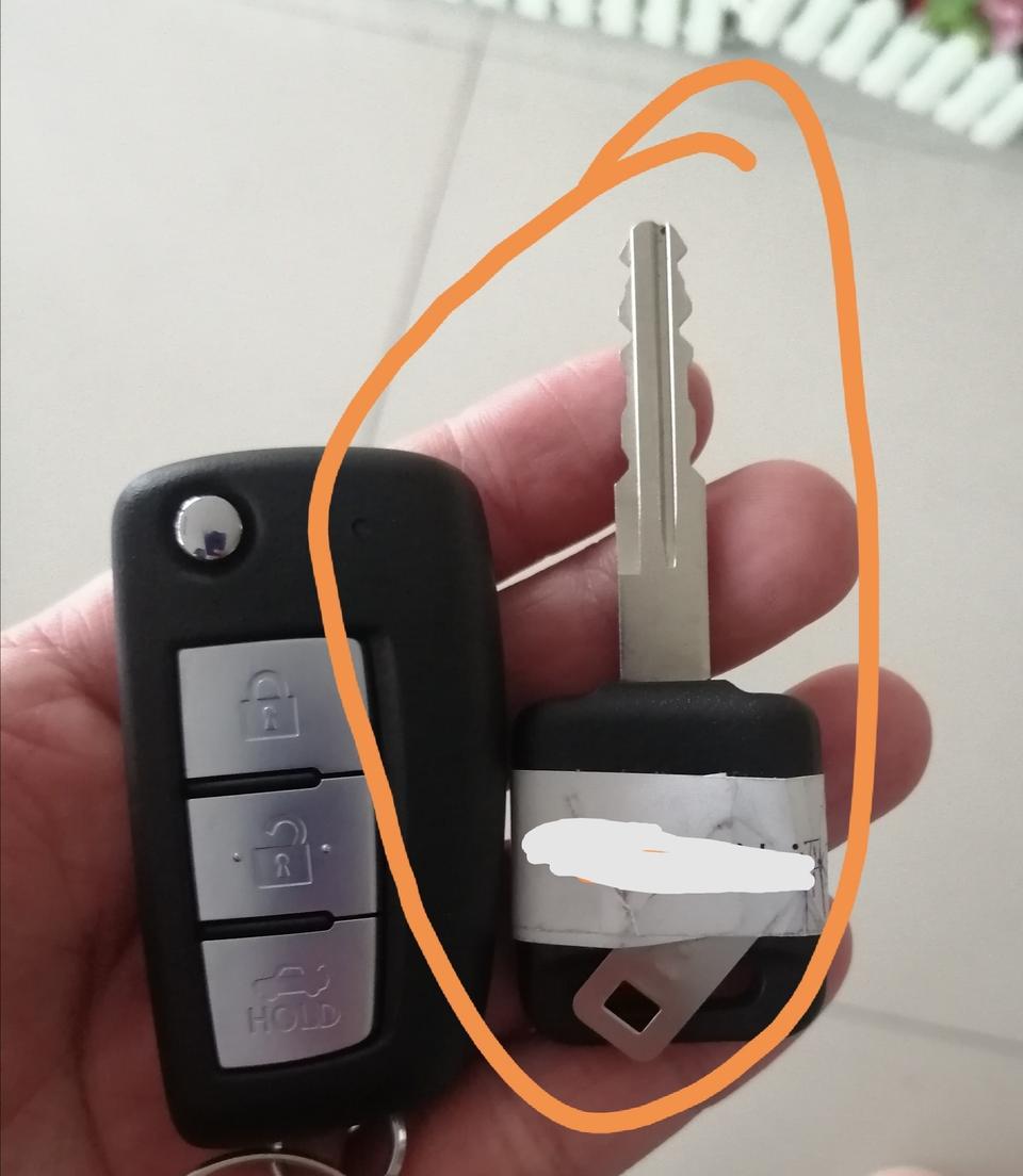 2019经典豪华版轩逸一共有几把电子钥匙？车行给的备用钥匙是电子钥匙（图中左边）还是普通钥匙（图中右边）？