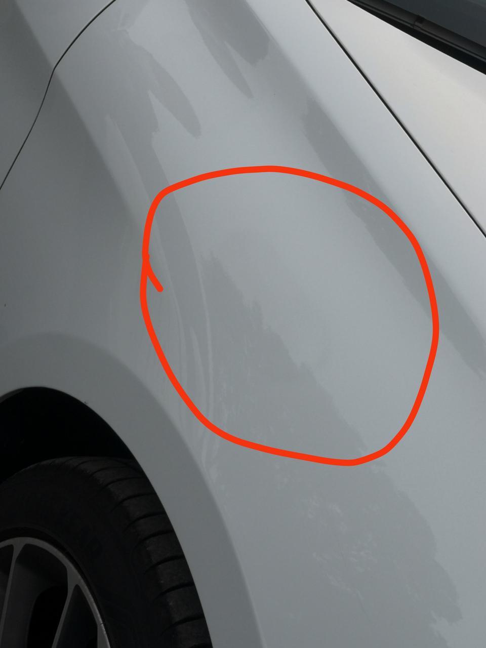 领克03车漆上出现了一个黑块是为什么？